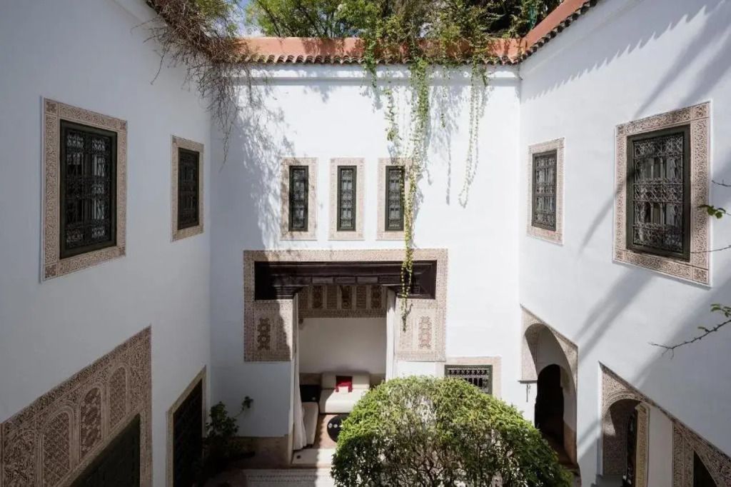 Charmanter Innenhof mit üppiger Vegetation und traditioneller marokkanischer Architektur