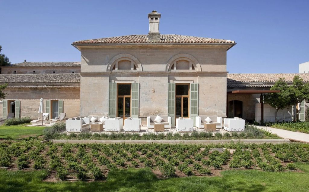 Historische Fassade mit eleganter Terrasse und gepflegtem Garten