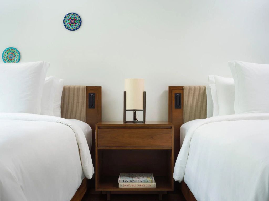 Doppelbettzimmer mit modernem Design und eleganten Holzmöbeln.