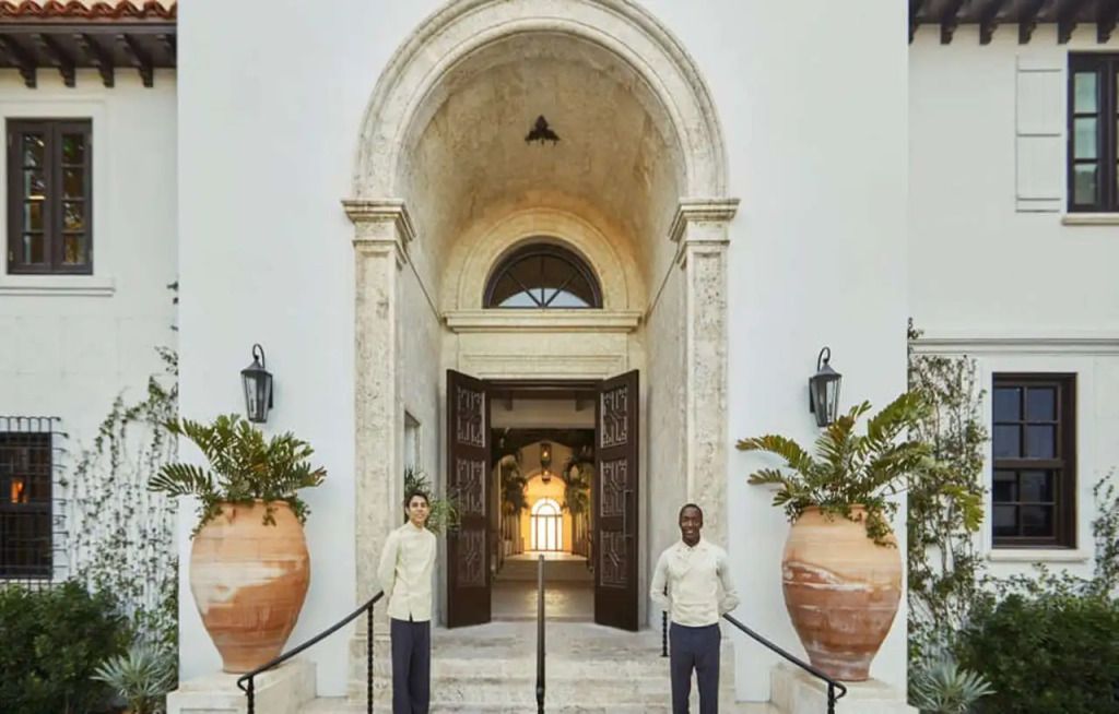 Eleganter Eingang des Four Seasons Hotels mit großen Pflanzgefäßen und Gewölbedecke.