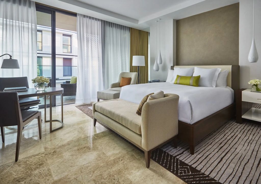 Modernes und elegantes Hotelzimmer mit großem Bett und Fensterfront