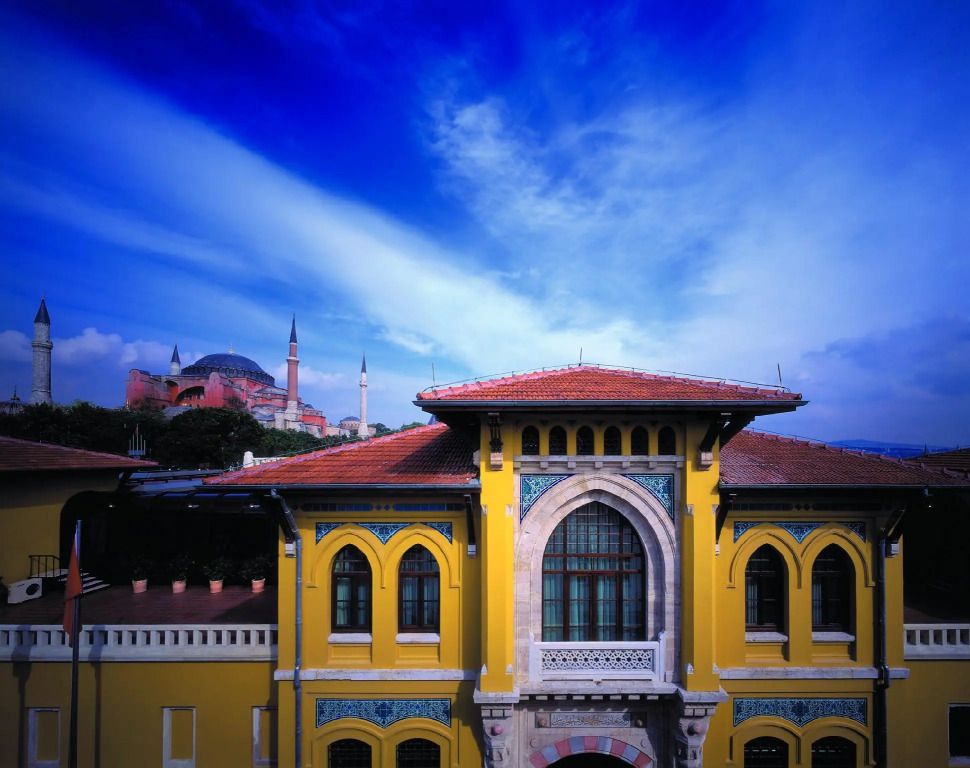 Historische Architektur mit Blick auf die Blaue Moschee und Hagia Sophia bei klarem Himmel