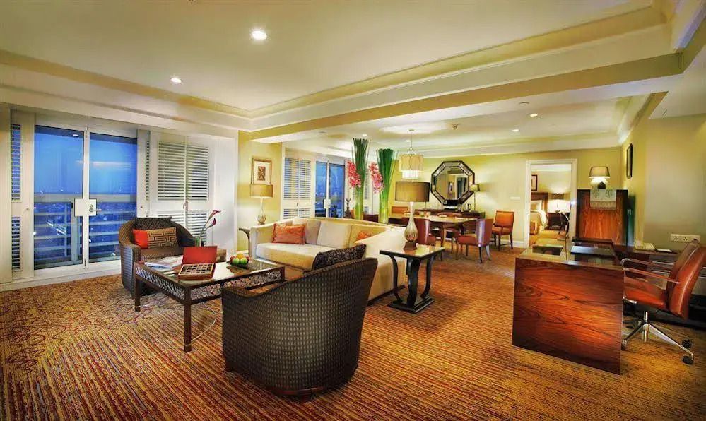 Gemütliches Wohnzimmer einer Suite mit hellen Farben und elegantem Design