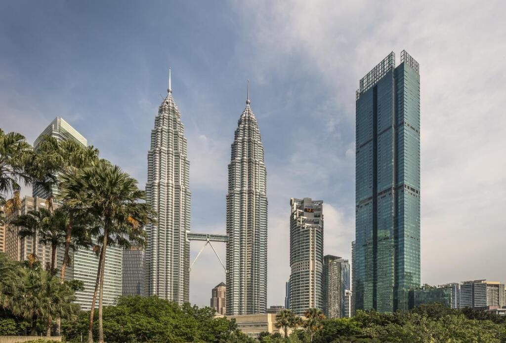 Petronas Towers mit klarem Himmel im Hintergrund nahe dem Four Seasons Hotel Kuala Lumpur