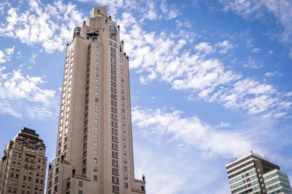 Hoher Turm des Four Seasons Hotel New York unter blauem Himmel