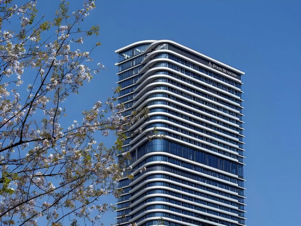 Moderne Architektur des Four Seasons Hotel Osaka vor blauem Himmel