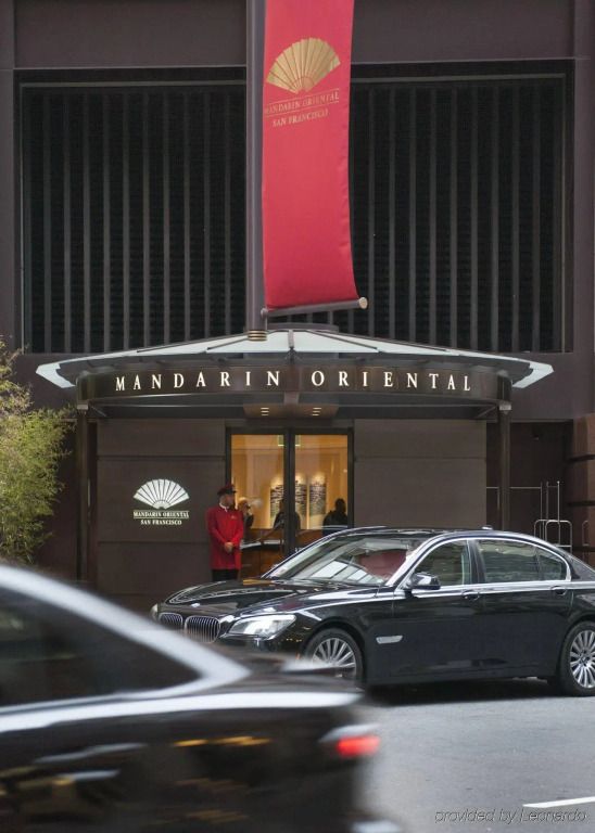 Eleganter Eingang des Four Seasons Hotels San Francisco mit luxuriösen Fahrzeugen davor