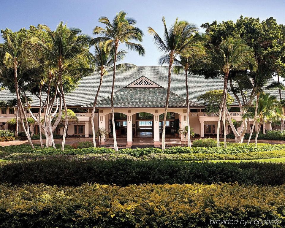 Eingang des Four Seasons Resort Lanai mit Palmen und grüner Landschaft
