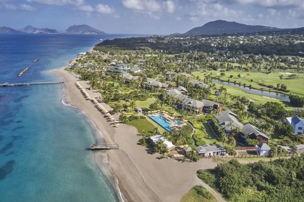 Luftaufnahme des Four Seasons Resort Nevis mit Strand und Pools.