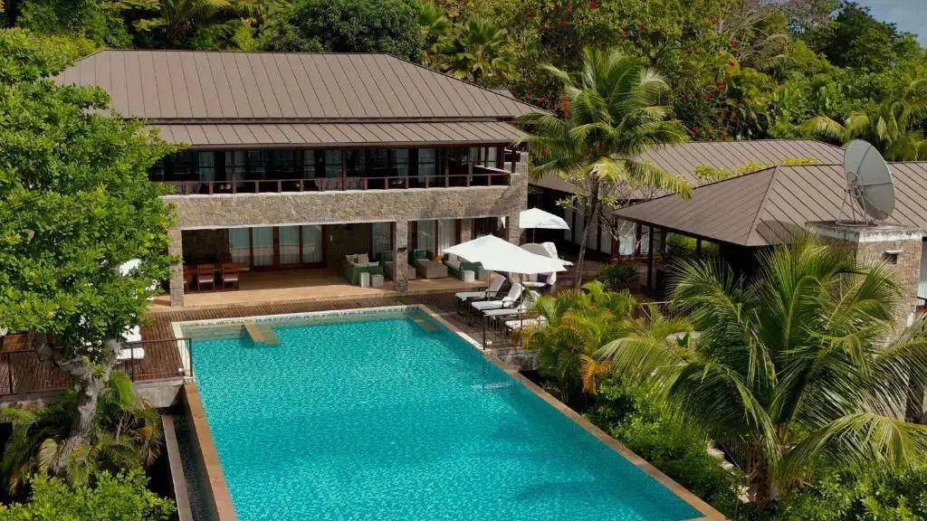 Luxusvilla mit Infinity-Pool und tropischem Garten im Four Seasons Resort Seychelles