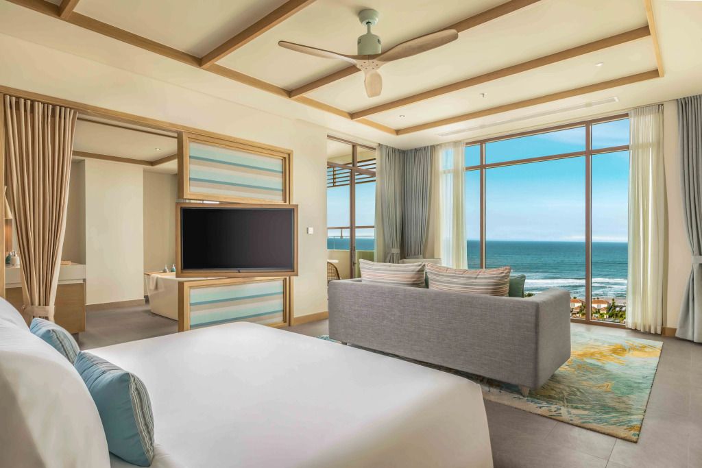 Luxus-Zimmer mit Meerblick und gemütlicher Sitzecke im Fusion Resort & Villas Da Nang