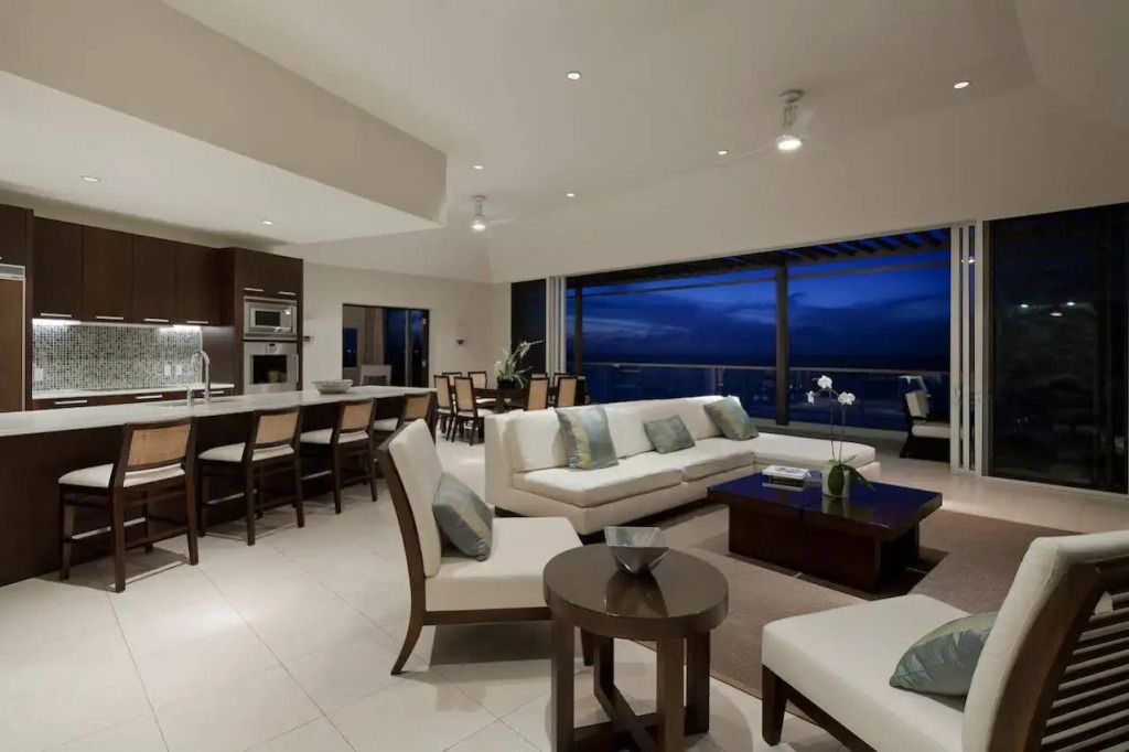 Luxuriöses Wohnzimmer einer Villa mit Meerblick und modernen Möbeln