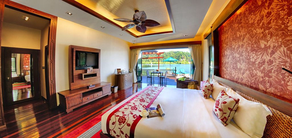 Luxus-Villa mit großzügigem Bett und Terrasse mit Seeblick