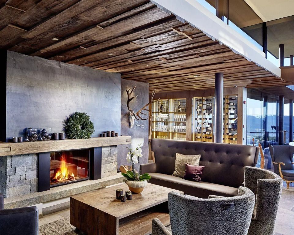 Eleganter Lounge-Bereich mit Kamin und moderner Weinauslage.