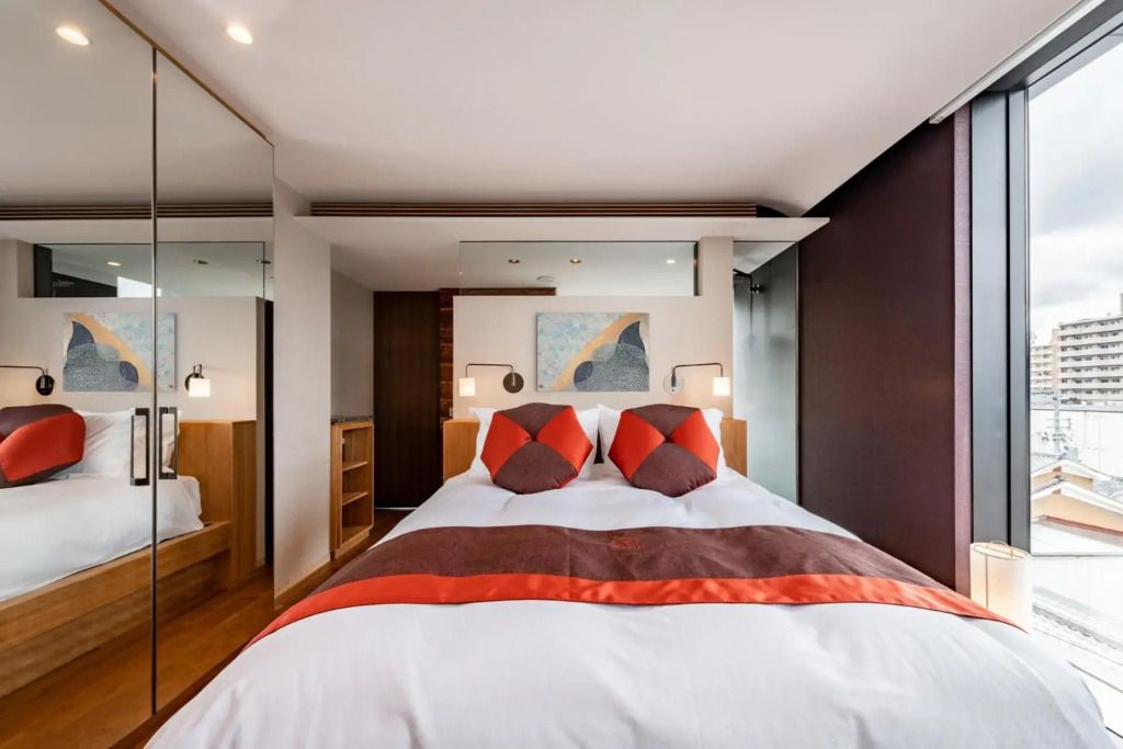 Modernes Doppelzimmer mit stilvoller Ausstattung und Kunstwerk über dem Bett