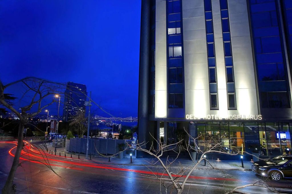 Moderne Fassade des Gezi Hotel Bosphorus bei Nacht mit beleuchteten Details