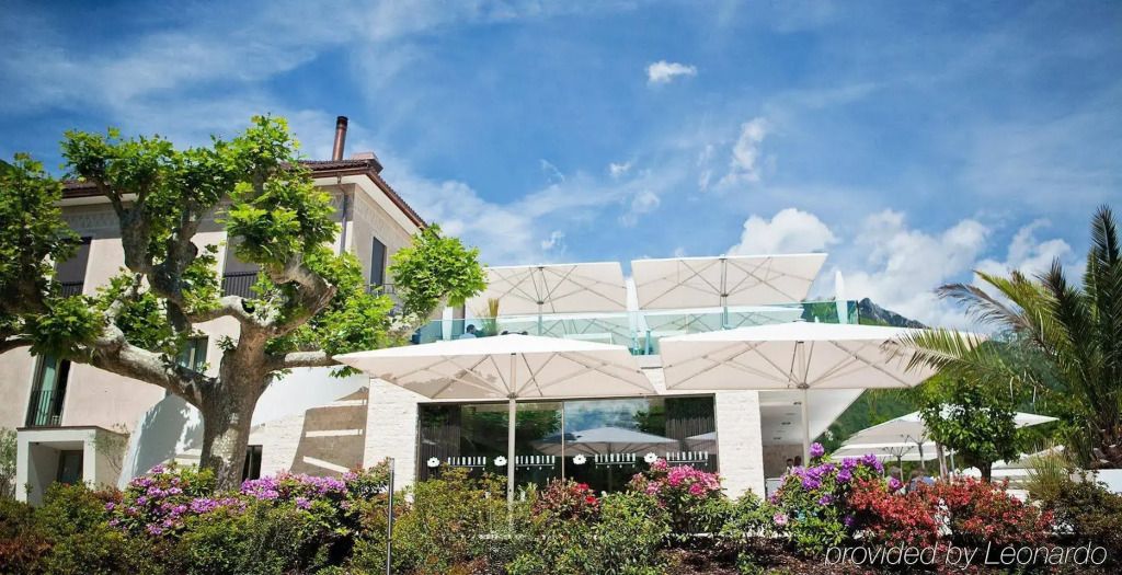 Aussicht auf die moderne Hotelterrasse mit Sonnenschirmen und blühenden Pflanzen