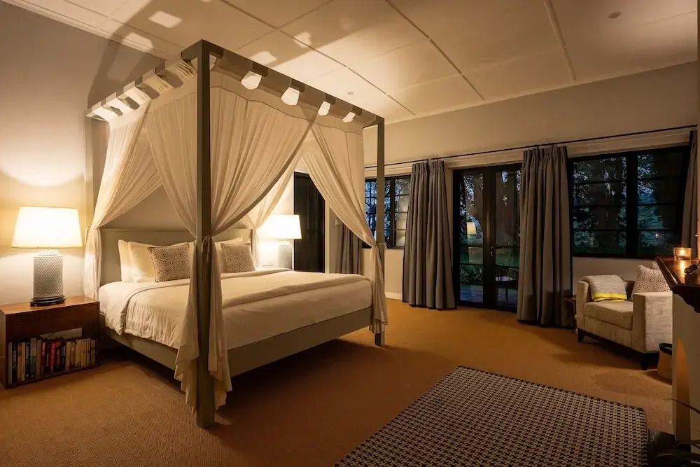 Luxuriöses Schlafzimmer mit Himmelbett und gedämpftem Licht