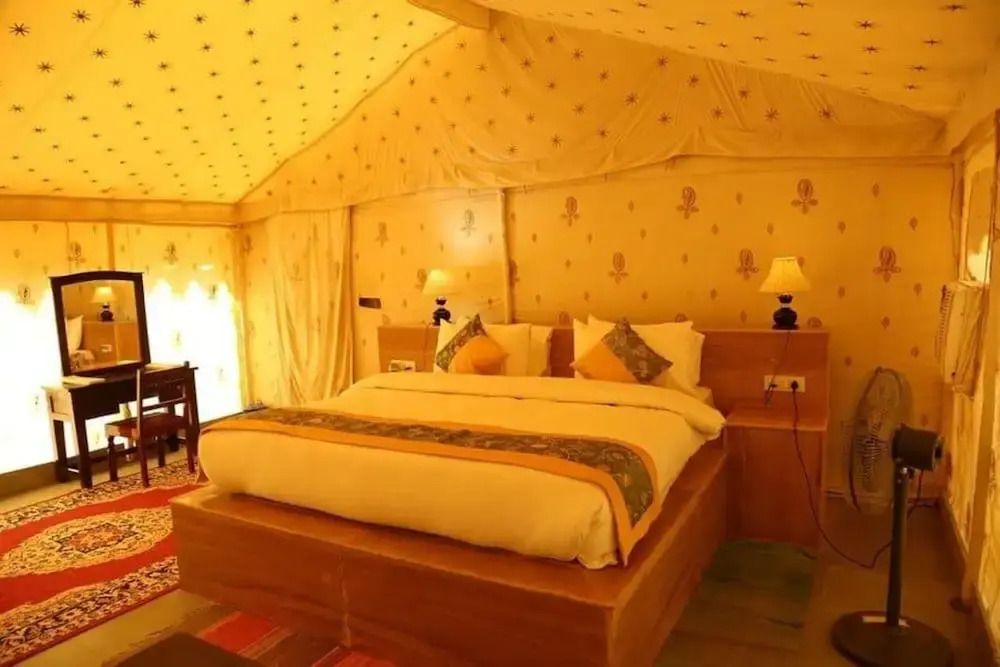 Luxuriöses Zeltzimmer mit großem Bett im Serengeti Safari Camp