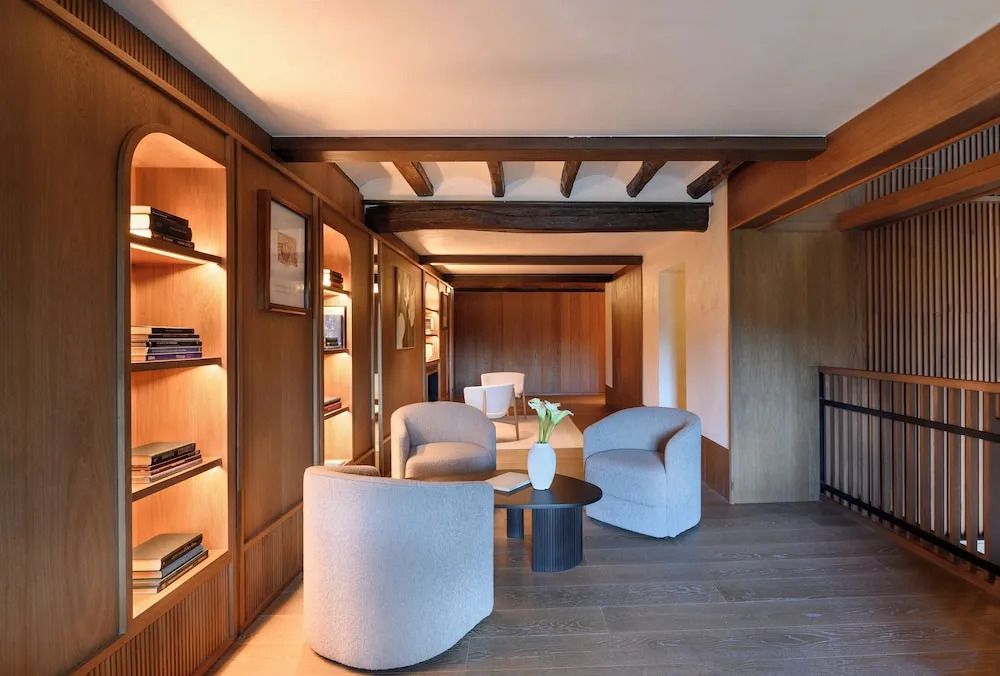 Gemütliche Lounge mit modernen Sesseln und Bücherregalen