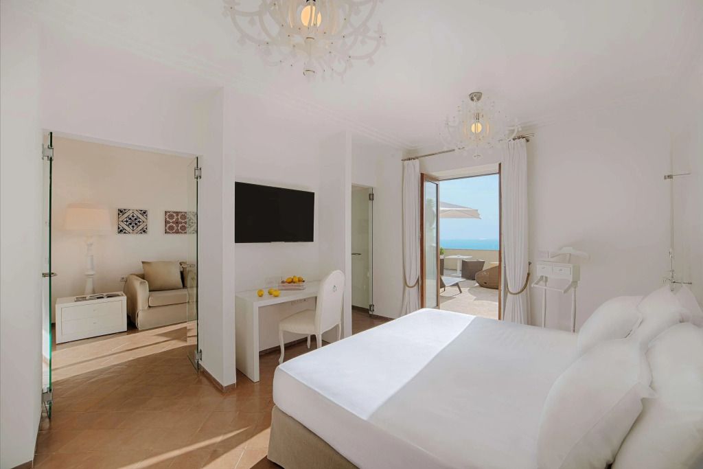 Helles Zimmer mit Doppelbett und Terrasse mit Meerblick