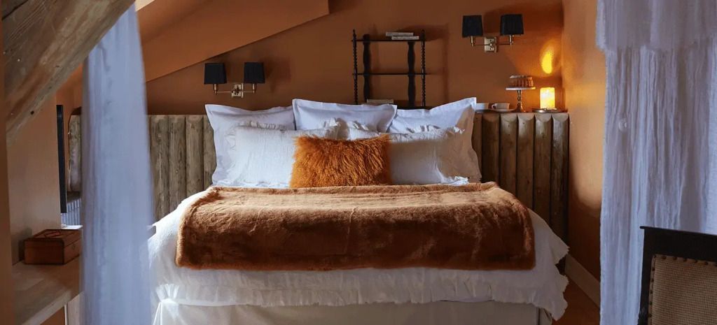 Elegantes Hotelzimmer mit brauner Decke und flauschigem Kissen