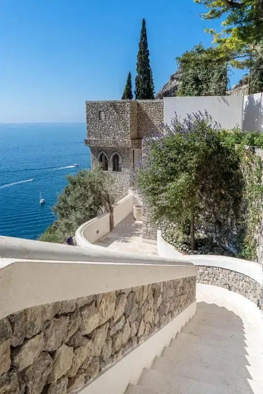 Mediterrane Architektur mit Blick auf das Meer und umgeben von üppigem Grün