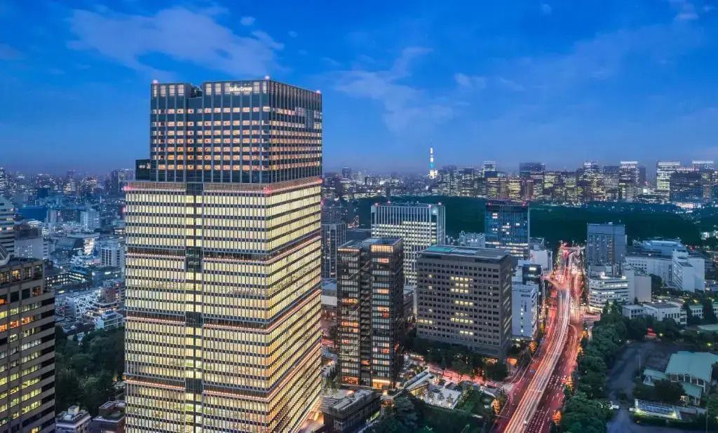 Beleuchtete Skyline von Tokio bei Nacht mit The Prince Gallery Hotel im Vordergrund