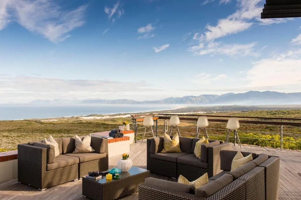 Terrasse des Grootbos Private Nature Reserve mit Meer- und Bergblick