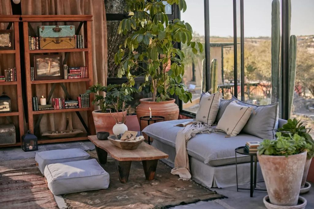 Elegante Lounge mit großzügigem Sofa und Pflanzen im Licht durchfluteten Raum