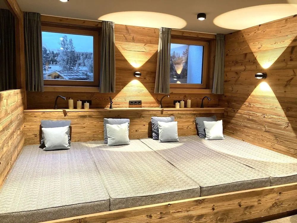 Gemütliches Zimmer mit Holzverkleidung und Ausblick auf verschneite Landschaft