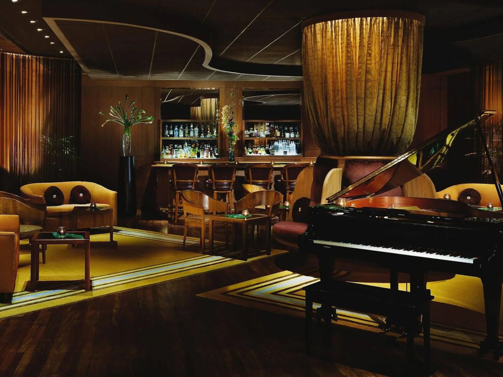 Elegante Hotelbar mit Klavier und gedämpfter Beleuchtung