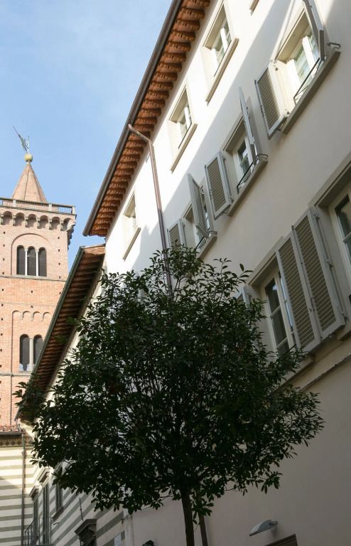 Historische Architektur mit Turm und Baum im Innenhof