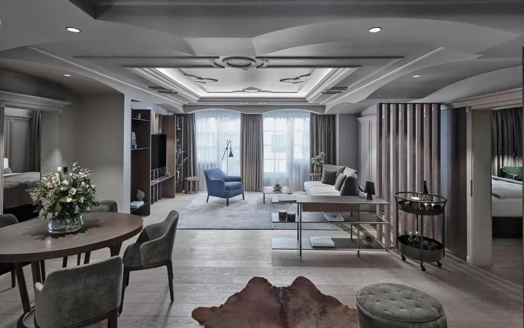 Geräumiges Wohnzimmer mit eleganter Einrichtung und heller Fensterfront