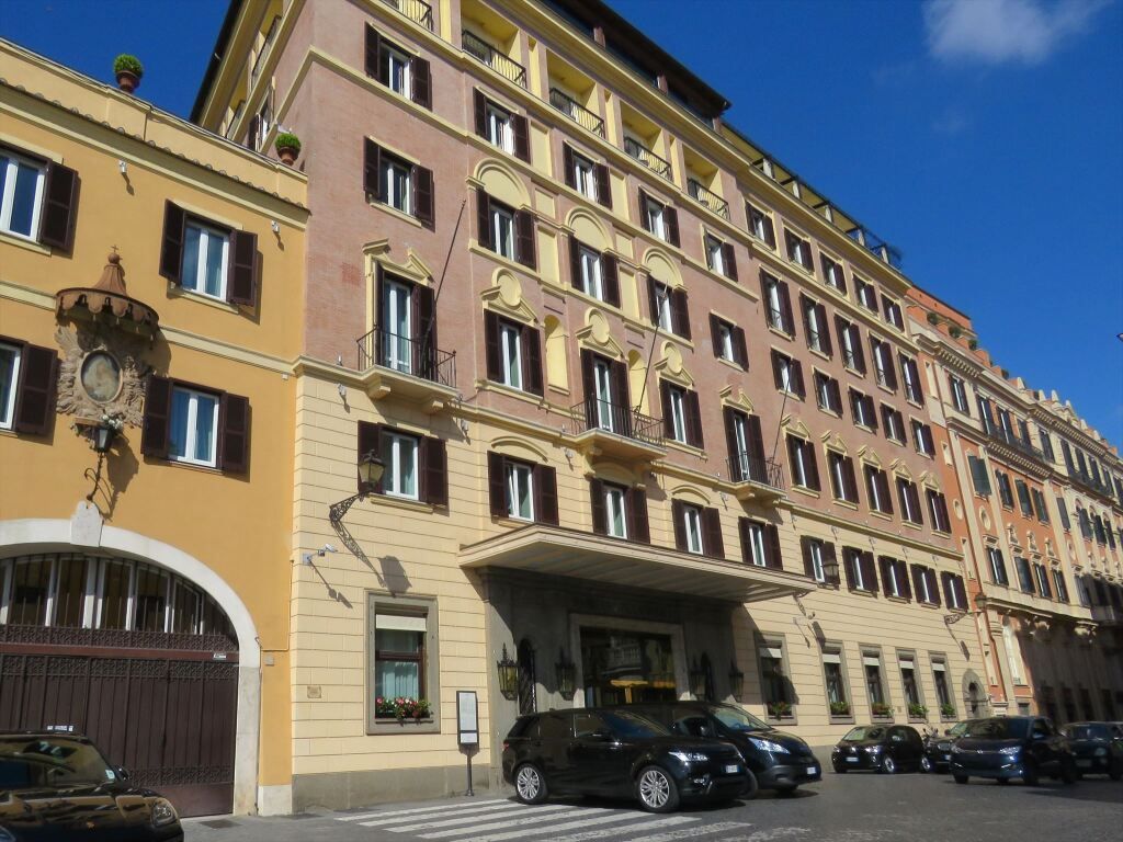Elegante Fassade des Hotel Hassler Roma mit klassischen Architekturelementen