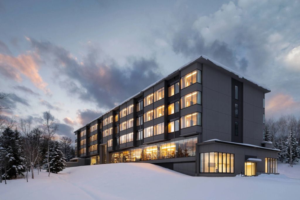 Moderne Hotelarchitektur im Winter mit beleuchteten Fenstern