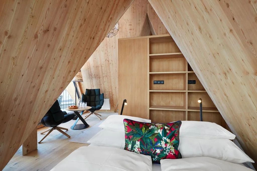 Modernes Chalet-Schlafzimmer mit Holzwänden und eleganter Einrichtung