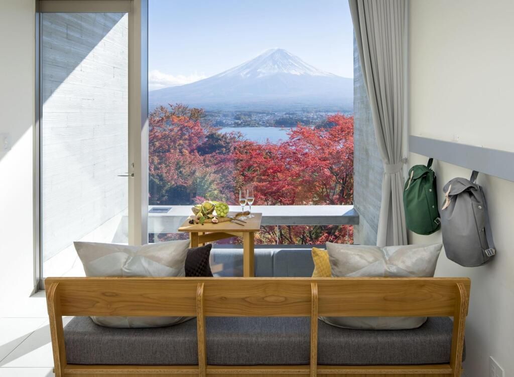Zimmer mit Panoramablick auf den Fuji und Herbstlandschaft