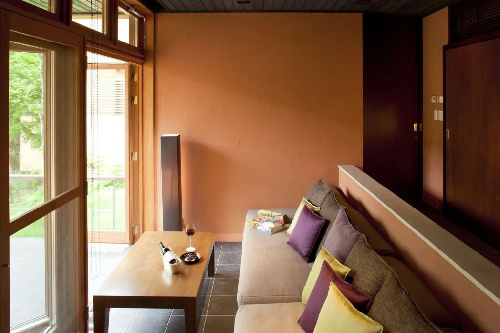 Elegantes Wohnzimmer mit Sofa, Couchtisch und Blick in den Garten