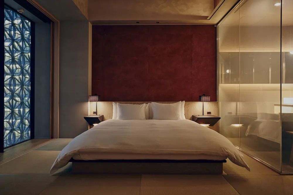 Elegantes Zimmer mit minimalistischem Design und großem Bett.