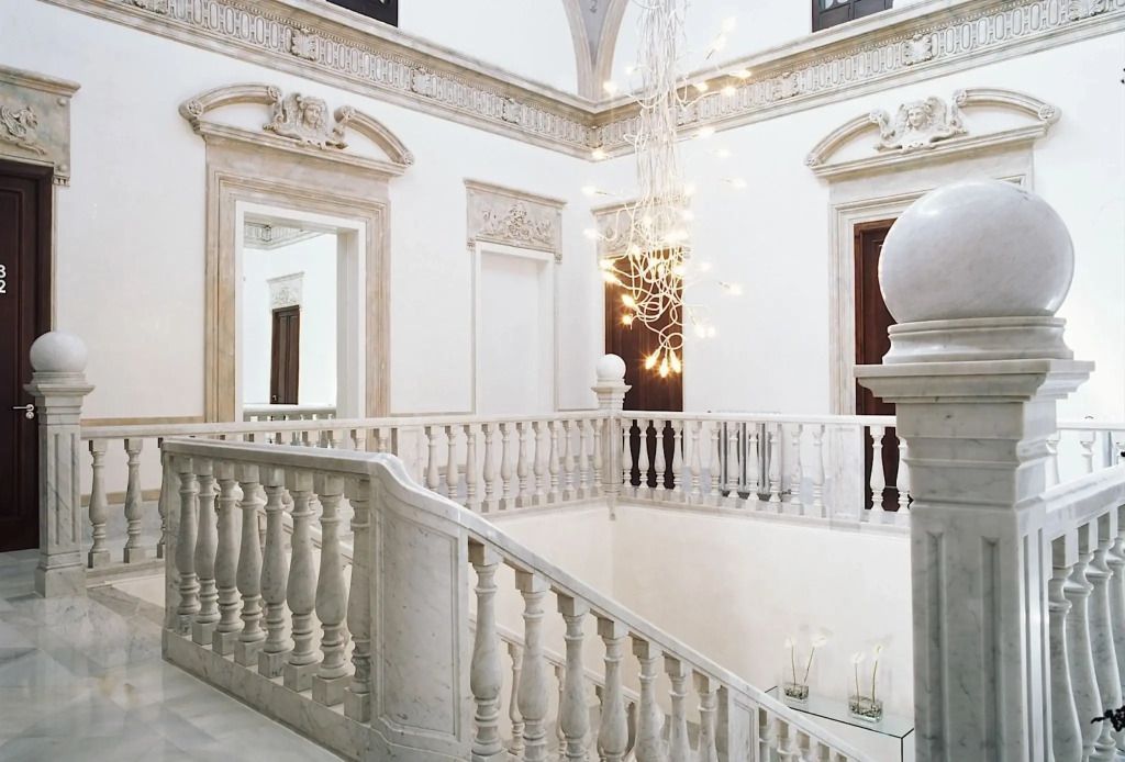 Elegantes Treppenhaus im klassischen Design mit kunstvollem Kronleuchter