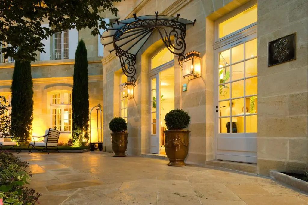 Elegante Hotelfassade bei Nacht mit stimmungsvoller Beleuchtung