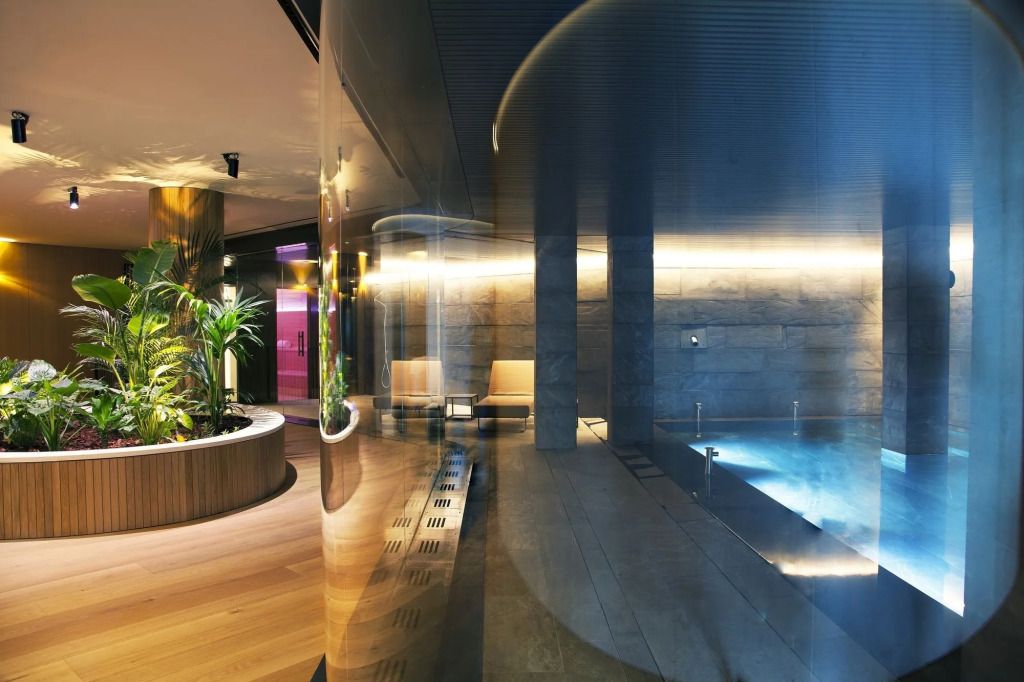 Eleganter Spa-Bereich mit moderner Beleuchtung und Pool