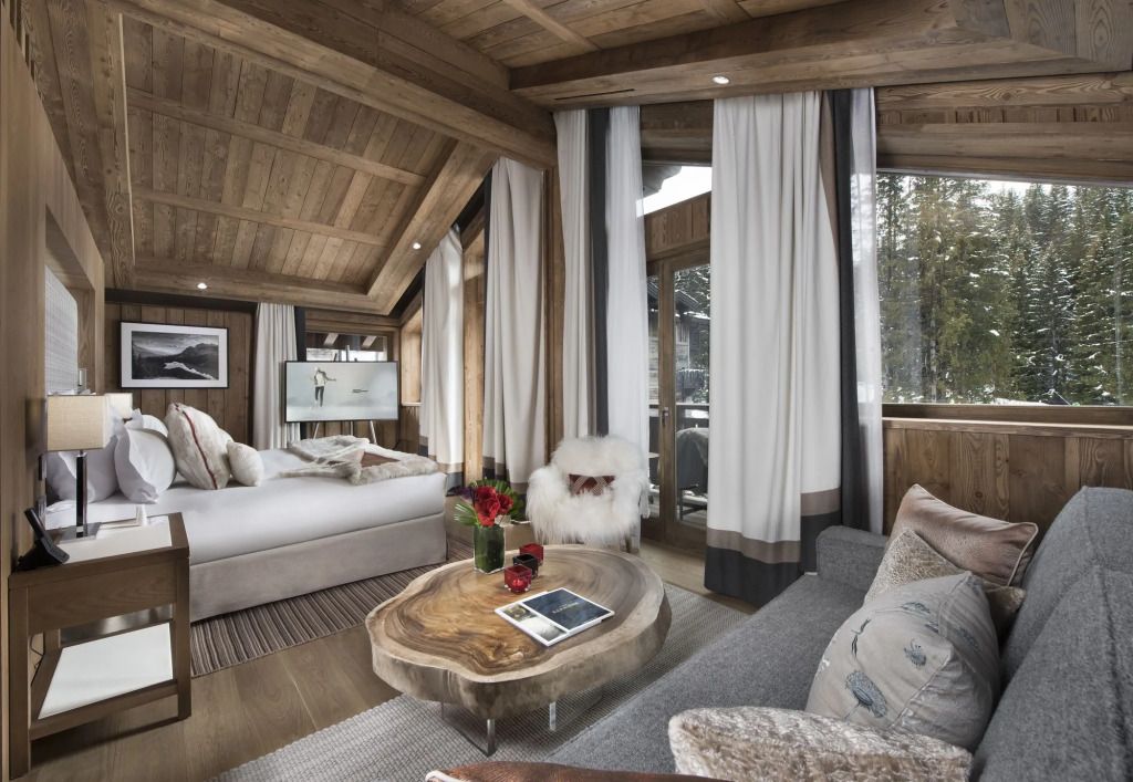Luxuriöse Suite im alpinen Stil mit Holzdekor und gemütlichem Ambiente