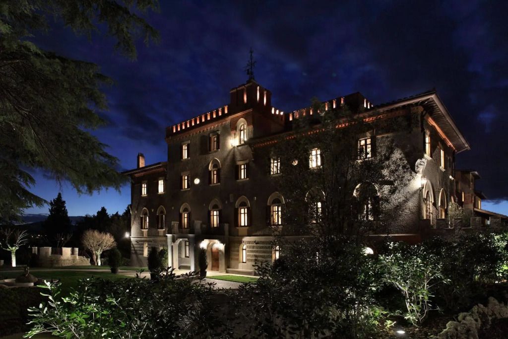 Historische Fassade des Borgo Dei Conti Resorts bei Nacht mit Beleuchtung
