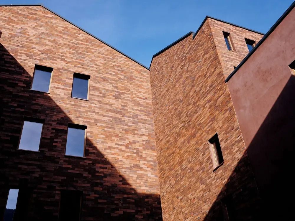 Moderne Backsteinfassade des Hotels bei blauem Himmel