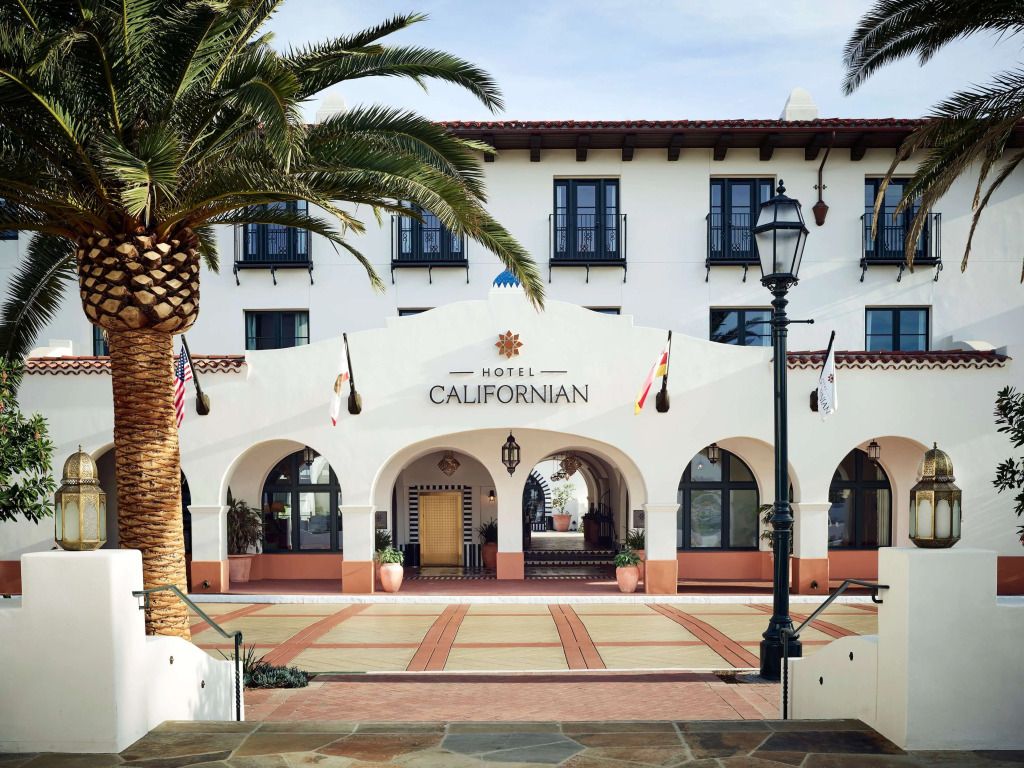 Elegante Fassade des Hotel Californian mit Palmen und mediterranem Design