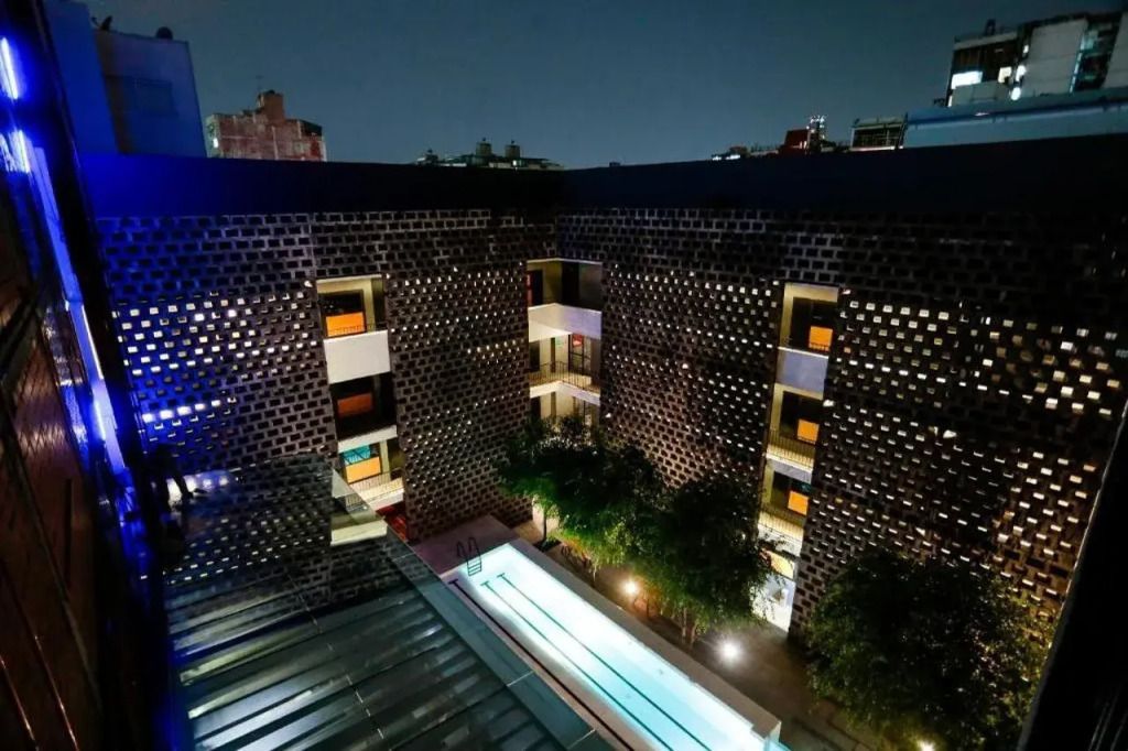 Abendliche Ansicht des Hotel Carlota Innenhofs mit beleuchtetem Pool