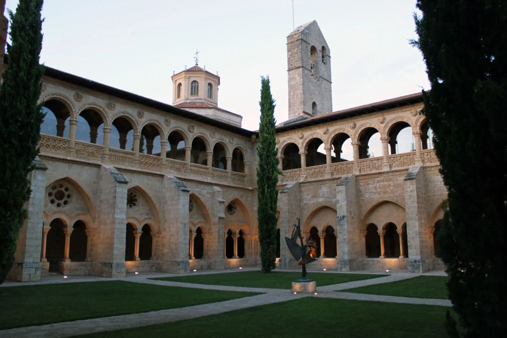 Historischer Klosterinnenhof mit Bögen und Statue im Hotel Castilla Termal Monasterio de Valbuena.