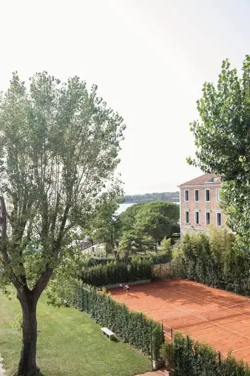 Aussicht auf Gartenbereich mit Tennisplatz im Hotel Cipriani